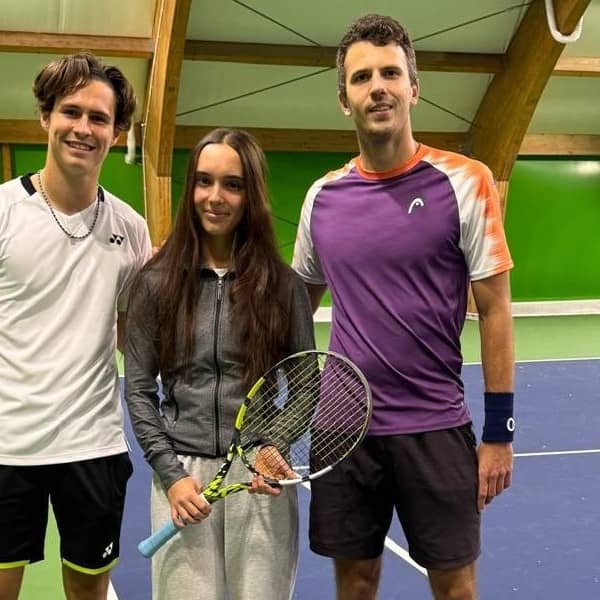 Rzeszowianie Karol Filar i Alan Ważny na zdjęciu z pochodzącą z Kolbuszowej Oliwią Sybicką