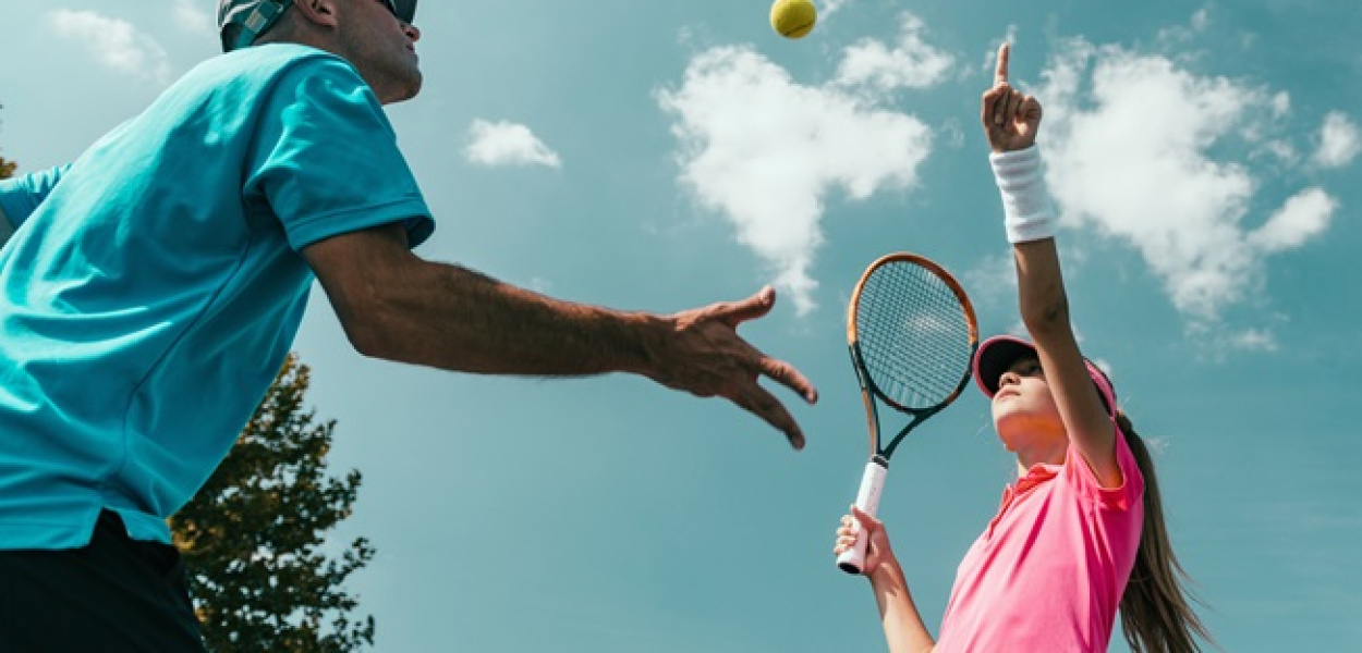 Rodzaje uderzeń w tenisie ziemnym