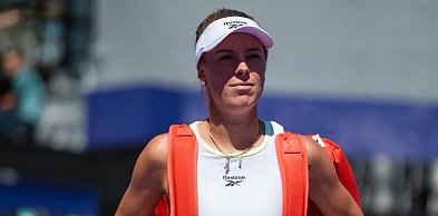 Magdalena Fręch walczy z Marie Bouzkovą w turnieju WTA w Meridzie