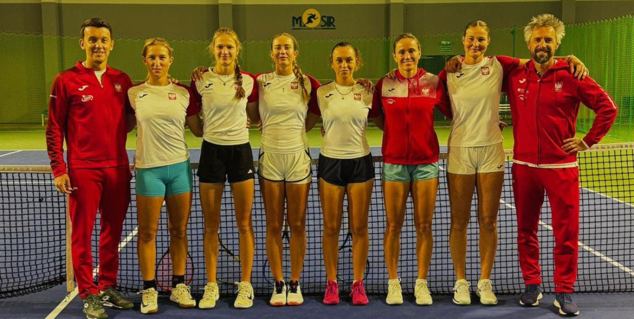 Od lewej: Dawid Celt, Inka Wawrzkiewicz, Nika Hurkacz, Barbara Straszewska, Amelia Paszun, Katarzyna Kawa, Sara Husar, Bolesław Szmyd