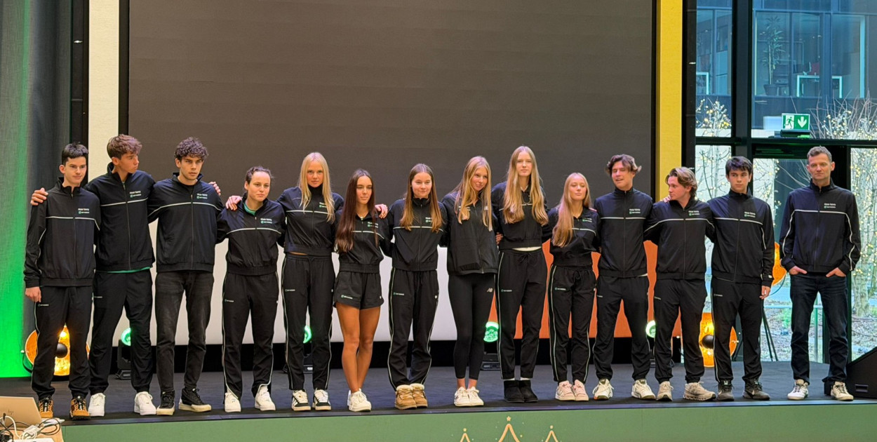 Od lewej: Mikołaj Arent, Tymon Litwic, Jakub Jędrzejczak, Aleksandra Zapława, Maja Pawelska, Oliwia Sybicka, Barbara Kostecka, Antonina Snochowska, Nadia Affelt, Alan Ważny, Bruno Kokot, Sebastian Tejerina, trener Mariusz Fyrstenberg