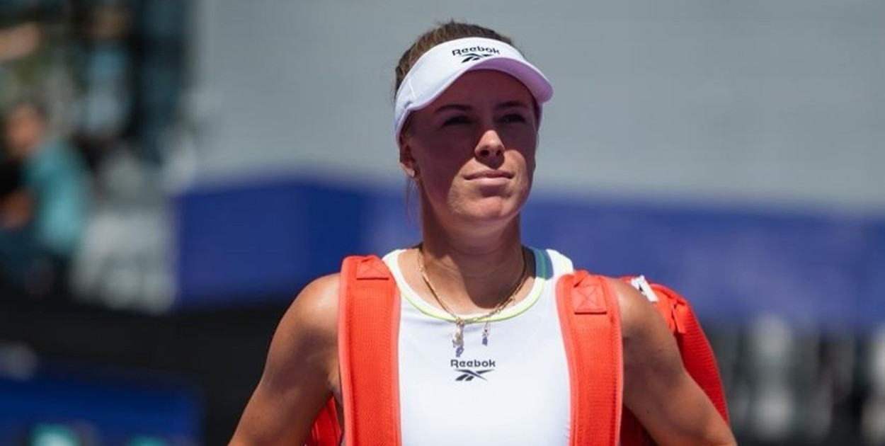 Magdalena Fręch walczy z Marie Bouzkovą w turnieju WTA w Meridzie